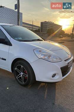 Хэтчбек Renault Clio 2011 в 