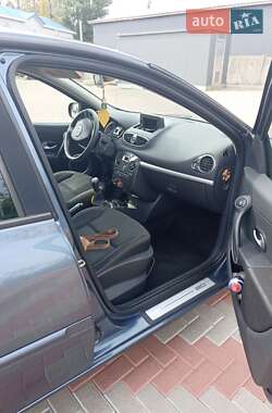Хэтчбек Renault Clio 2010 в 
