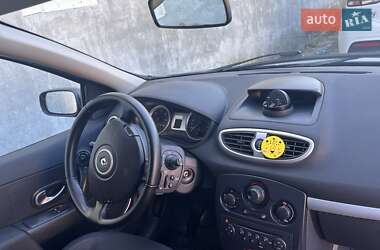 Хэтчбек Renault Clio 2006 в 