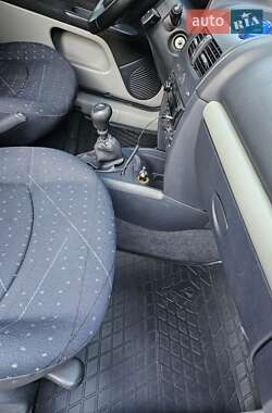 Хэтчбек Renault Clio 2004 в 