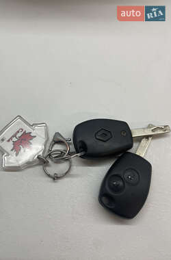 Хэтчбек Renault Clio 2006 в 