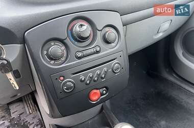 Хэтчбек Renault Clio 2006 в 