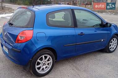 Хэтчбек Renault Clio 2005 в 
