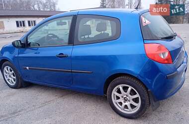 Хэтчбек Renault Clio 2005 в 