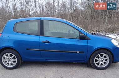 Хэтчбек Renault Clio 2005 в 