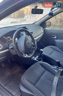 Хэтчбек Renault Clio 2011 в 