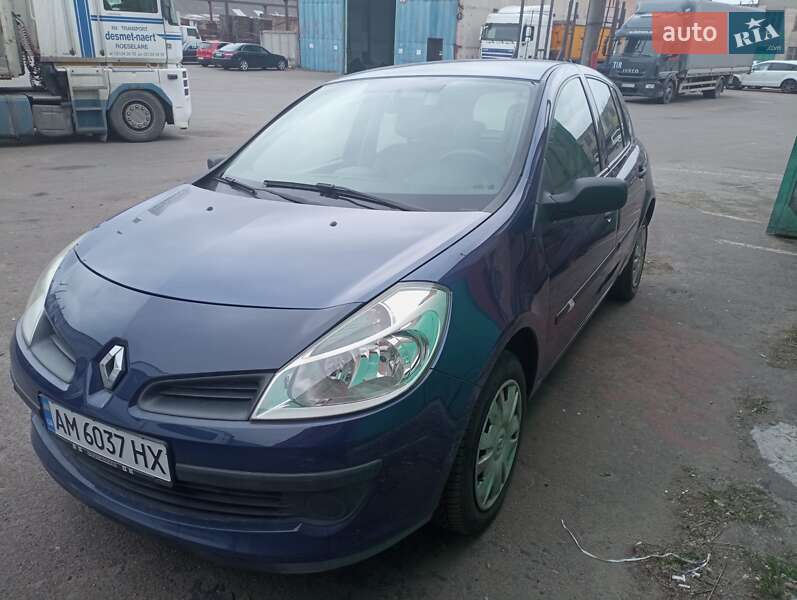 Хэтчбек Renault Clio 2006 в 