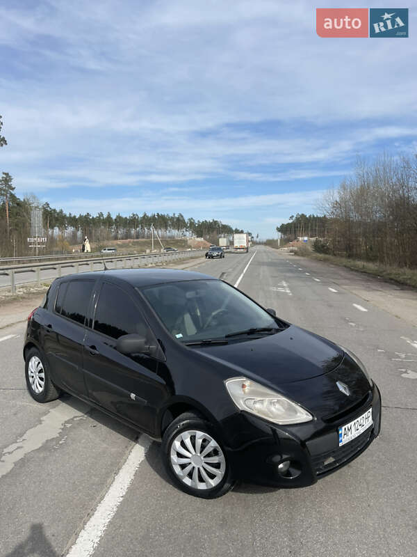 Хэтчбек Renault Clio 2011 в 