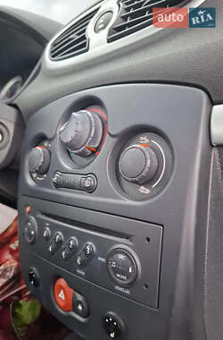 Хетчбек Renault Clio 2006 в 