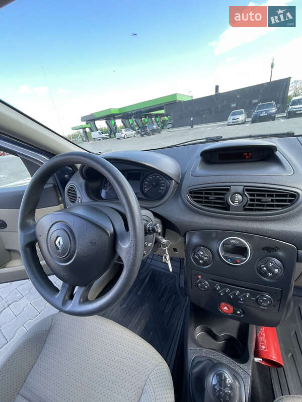 Хэтчбек Renault Clio 2006 в Стрые