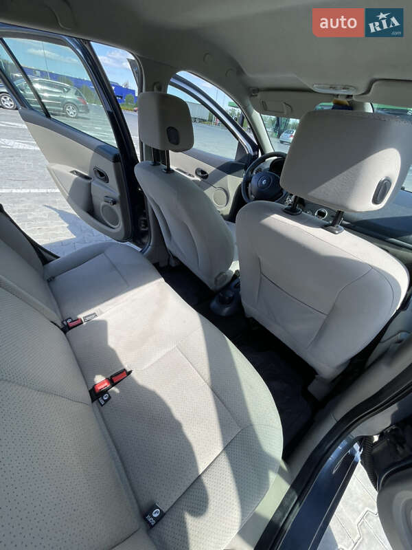 Хэтчбек Renault Clio 2006 в Стрые