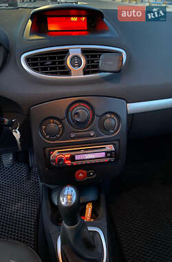 Хэтчбек Renault Clio 2011 в 