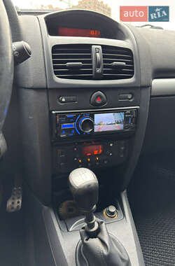 Хетчбек Renault Clio 2003 в 