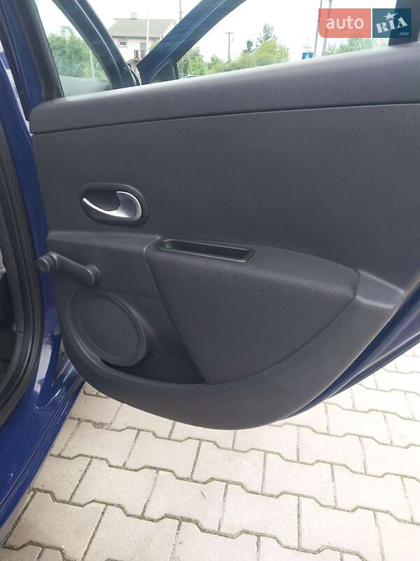 Хэтчбек Renault Clio 2006 в Владимире