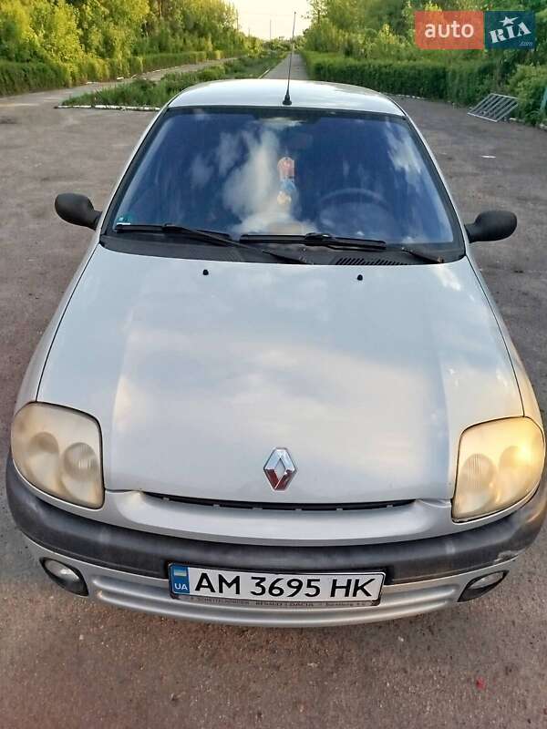 Хетчбек Renault Clio 2000 в 
