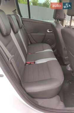 Хэтчбек Renault Clio 2011 в 
