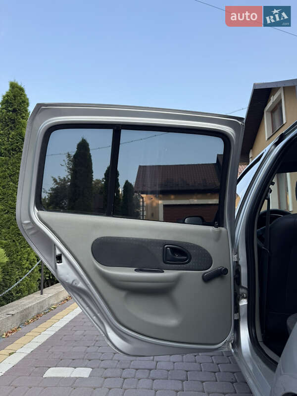 Седан Renault Clio 2005 в Косове