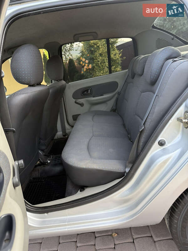 Седан Renault Clio 2005 в Косове