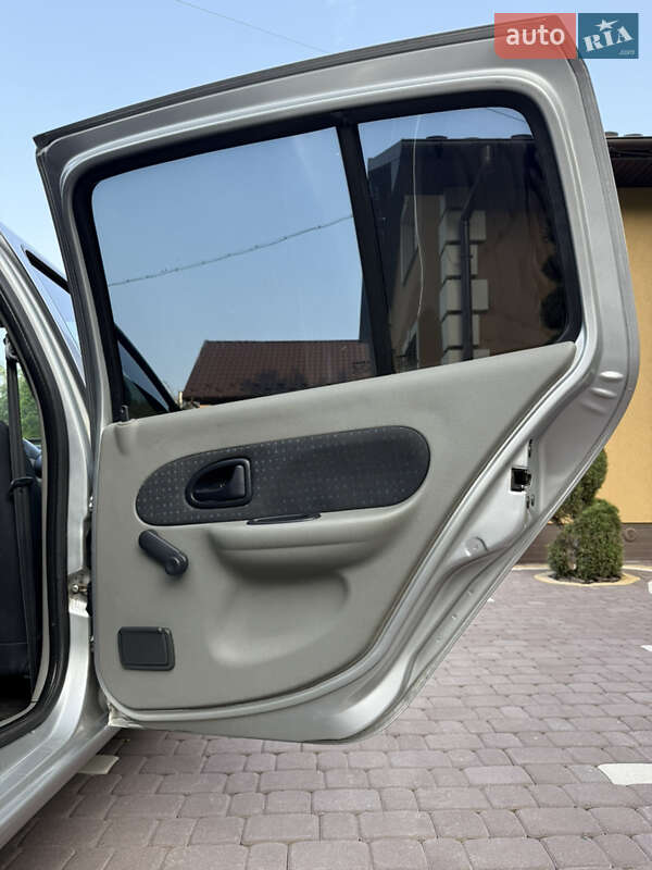 Седан Renault Clio 2005 в Косове