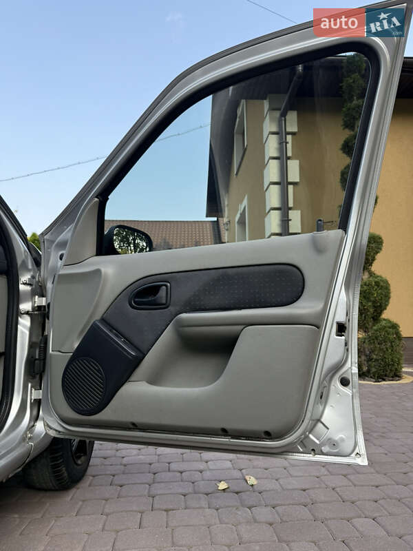 Седан Renault Clio 2005 в Косове