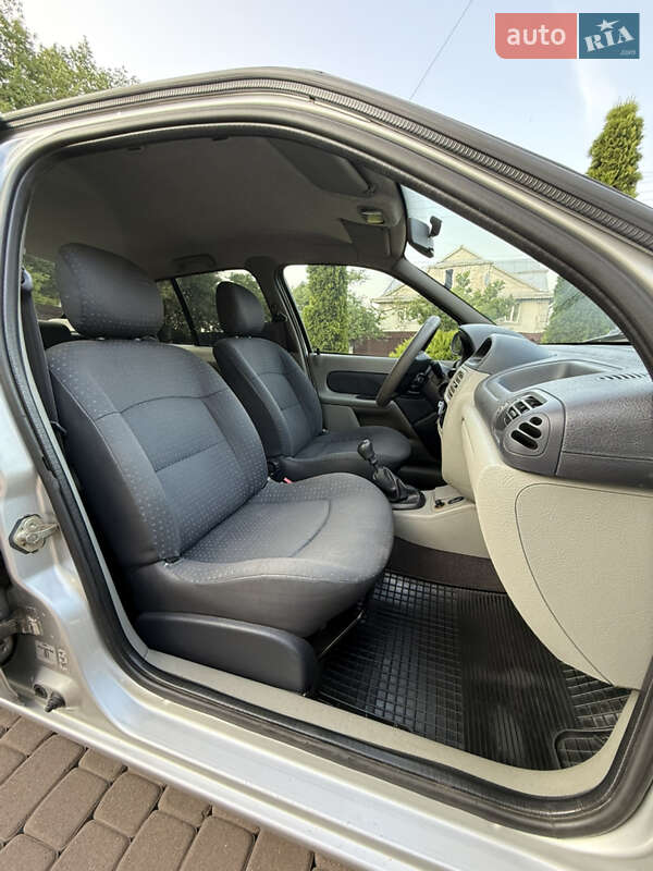 Седан Renault Clio 2005 в Косове