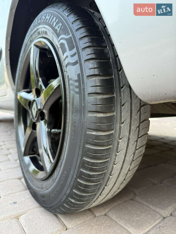 Седан Renault Clio 2005 в Косове