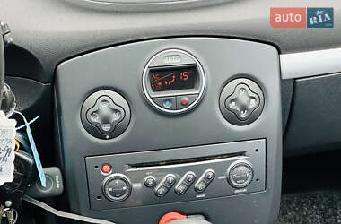 Хэтчбек Renault Clio 2006 в 