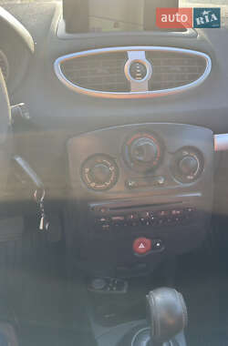Хэтчбек Renault Clio 2010 в 
