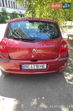 Хэтчбек Renault Clio 2006 в 
