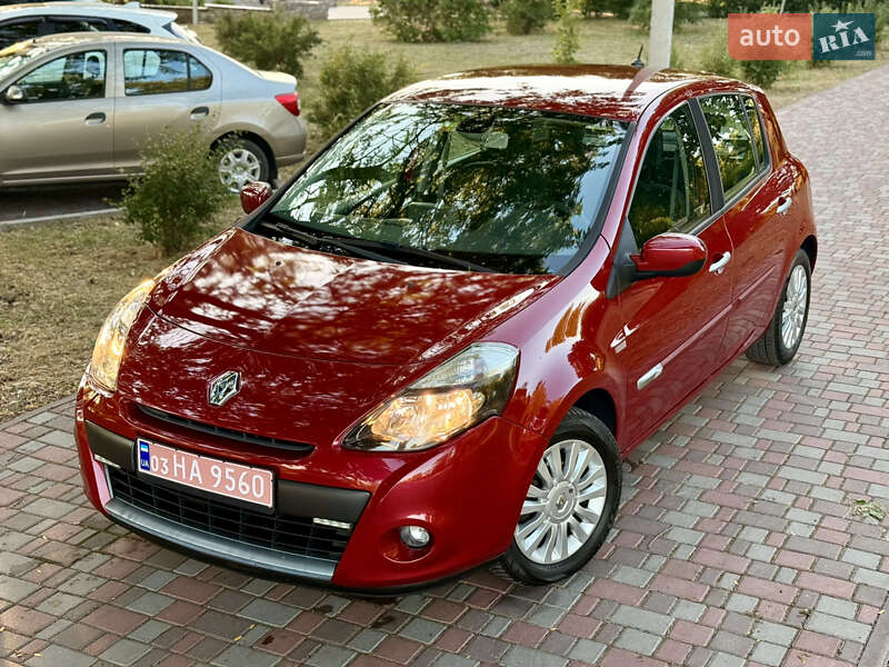 Хэтчбек Renault Clio 2010 в 