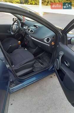 Хэтчбек Renault Clio 2006 в 