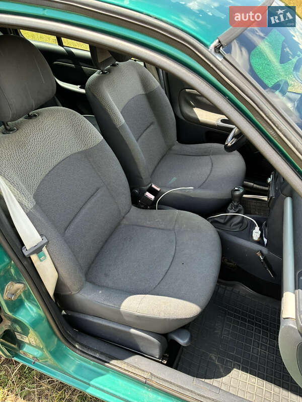Хэтчбек Renault Clio 2004 в Долине