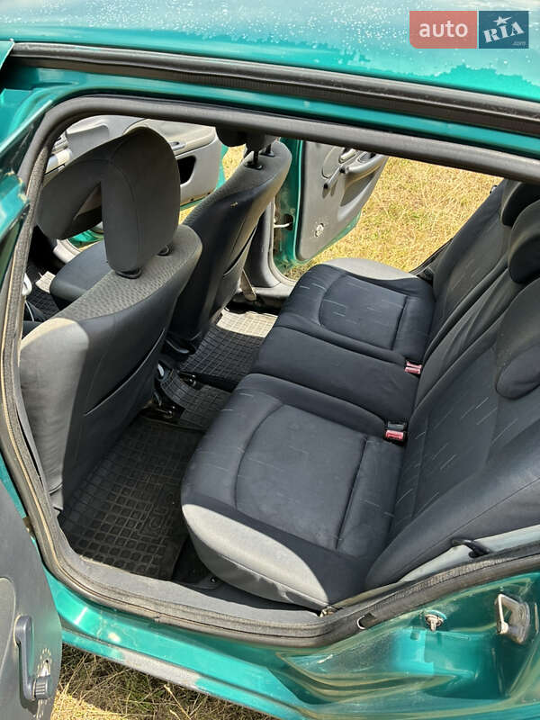 Хэтчбек Renault Clio 2004 в Долине