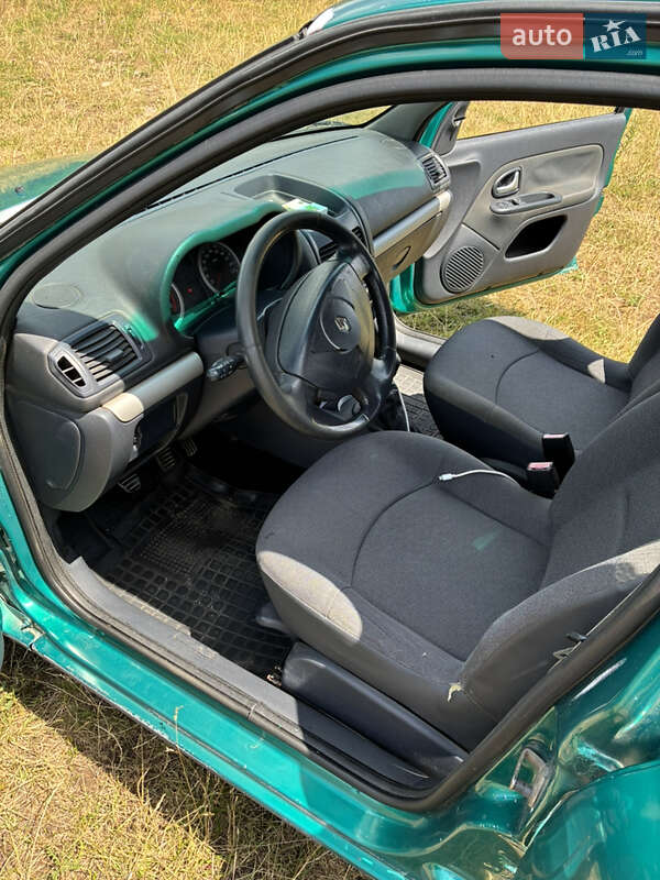 Хэтчбек Renault Clio 2004 в Долине