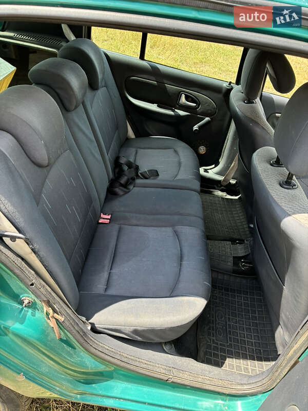 Хэтчбек Renault Clio 2004 в Долине