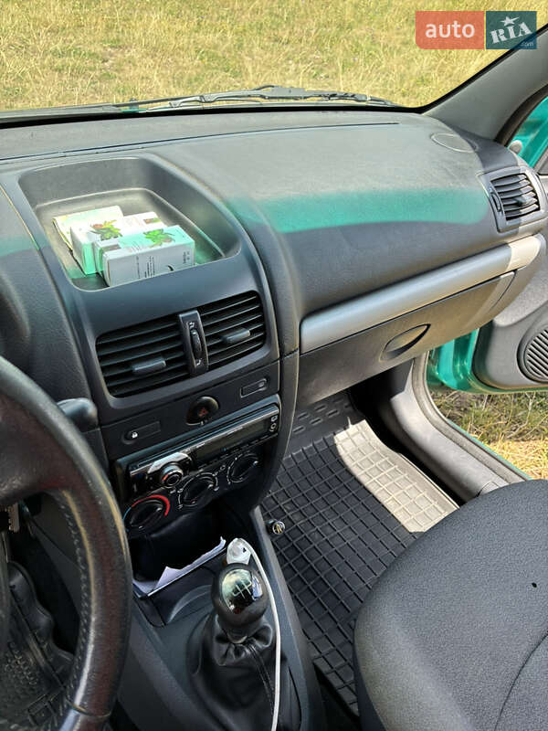 Хэтчбек Renault Clio 2004 в Долине