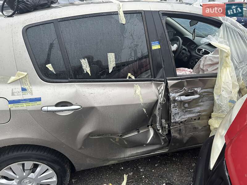 Хетчбек Renault Clio 2011 в Путивлі