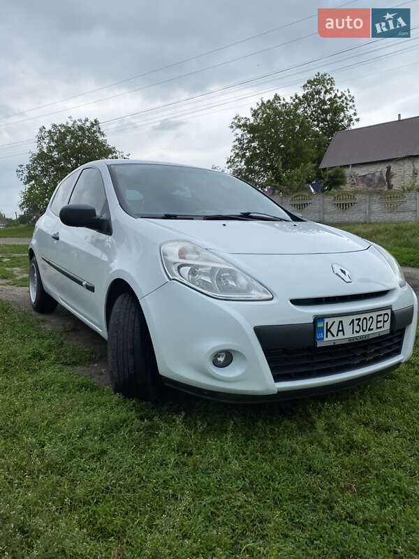 Хэтчбек Renault Clio 2012 в 