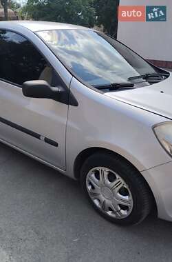 Хэтчбек Renault Clio 2005 в 