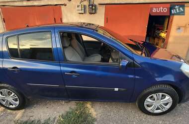 Хэтчбек Renault Clio 2006 в 
