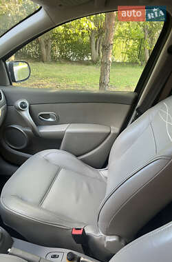 Хэтчбек Renault Clio 2011 в 