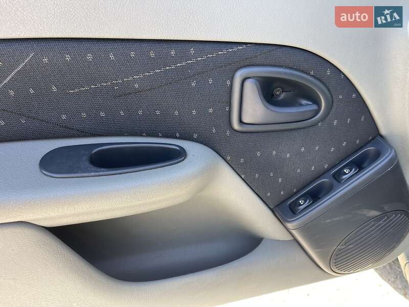 Хэтчбек Renault Clio 2003 в Киеве