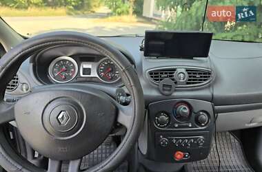 Хэтчбек Renault Clio 2006 в 