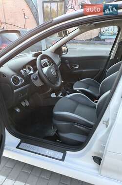 Хэтчбек Renault Clio 2011 в 