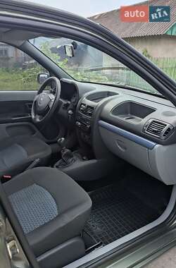 Седан Renault Clio 2006 в 