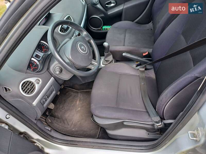 Хэтчбек Renault Clio 2006 в Нововолынске