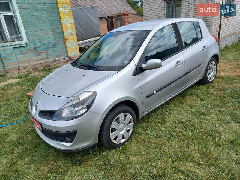 Хэтчбек Renault Clio 2006 в Нововолынске