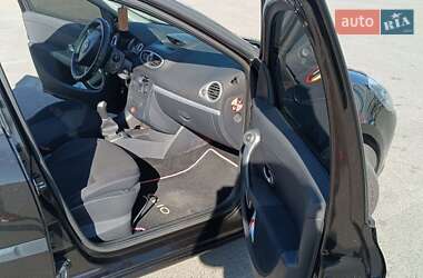 Хэтчбек Renault Clio 2006 в 