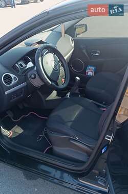 Хэтчбек Renault Clio 2006 в 