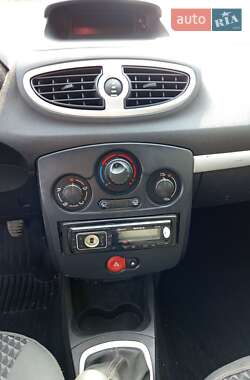 Хэтчбек Renault Clio 2012 в 